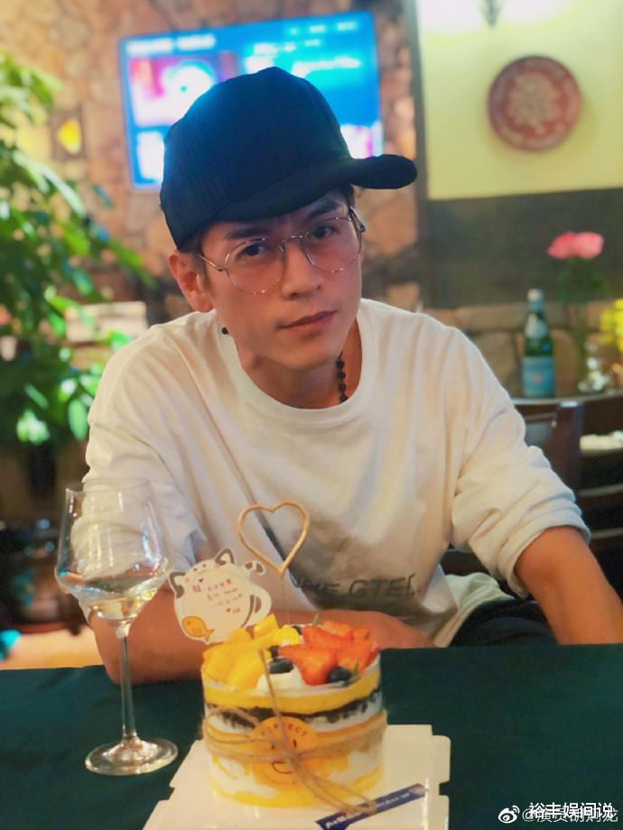 彭怀安|众港星齐聚内地好惬意！彭怀安像大S老公，庄思敏穿露脐装跳尬舞