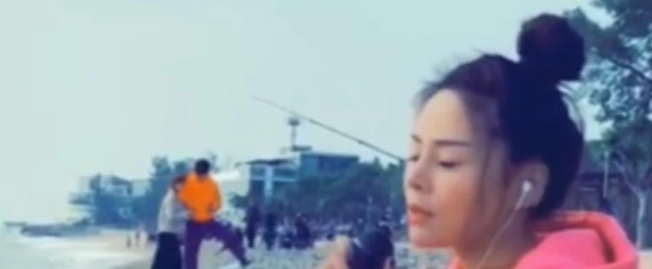 大排档|花姐：大排档卖唱的草根网红，只用了2首歌，就实现了名利双收