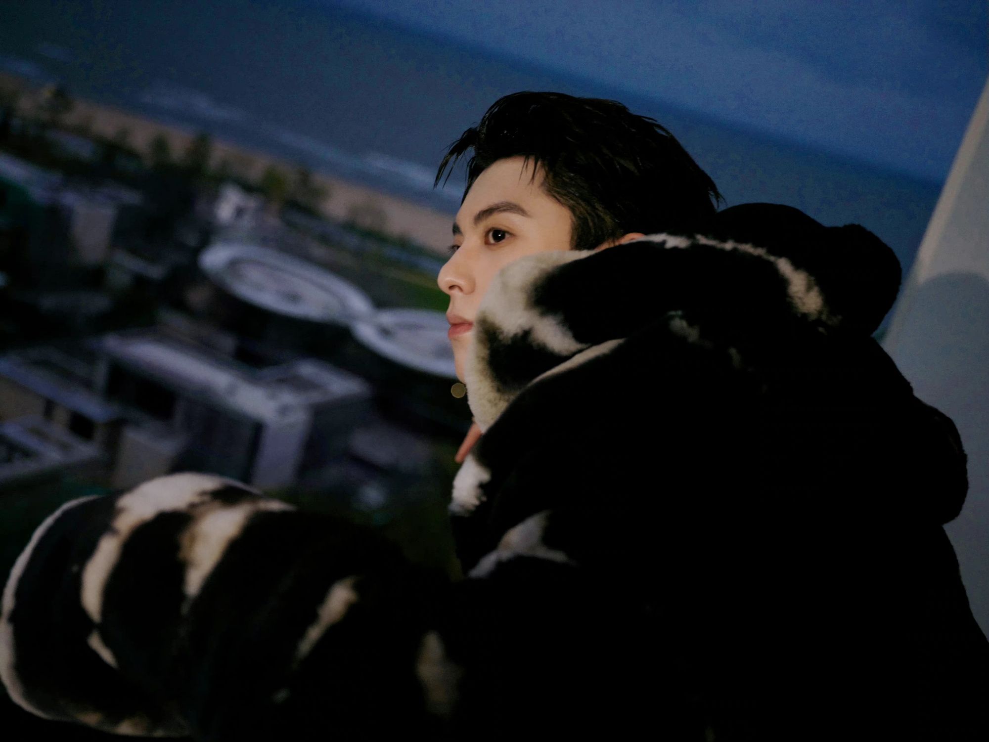 王鹤棣|被王鹤棣帅到了,穿貂参加活动热到吐舌头,五官清秀宛如霸总出街