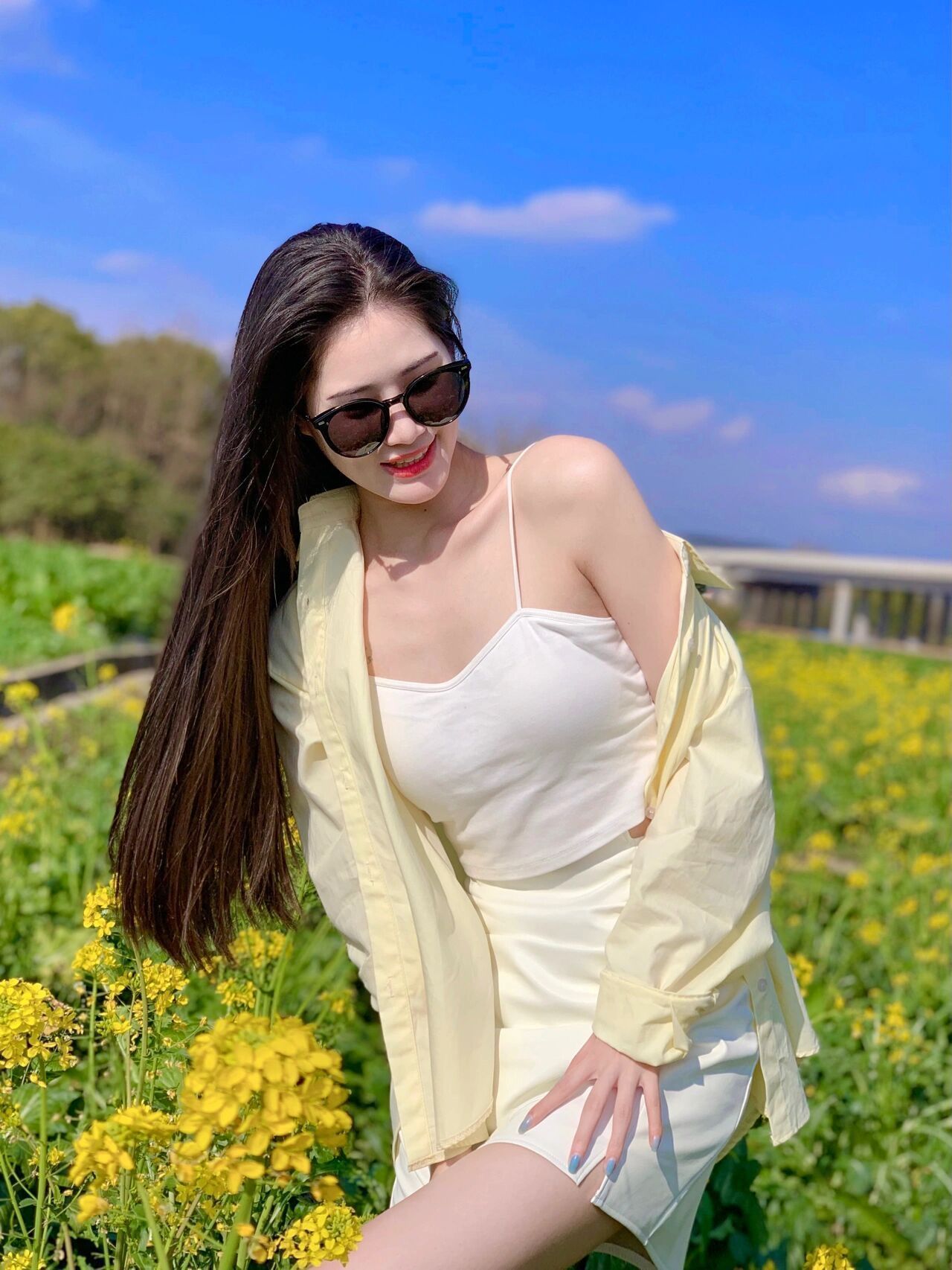 |办公室就我和一女同事，我不说话她就一天不出声，换了你你怎么办