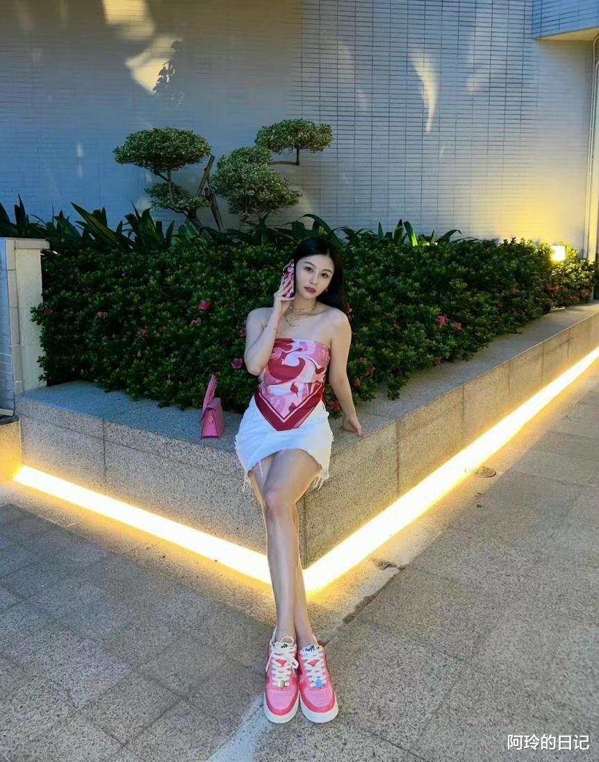 邱淑贞|邱淑贞女儿身材好真任性!丝巾当“上衣”,看着简单却挺时髦