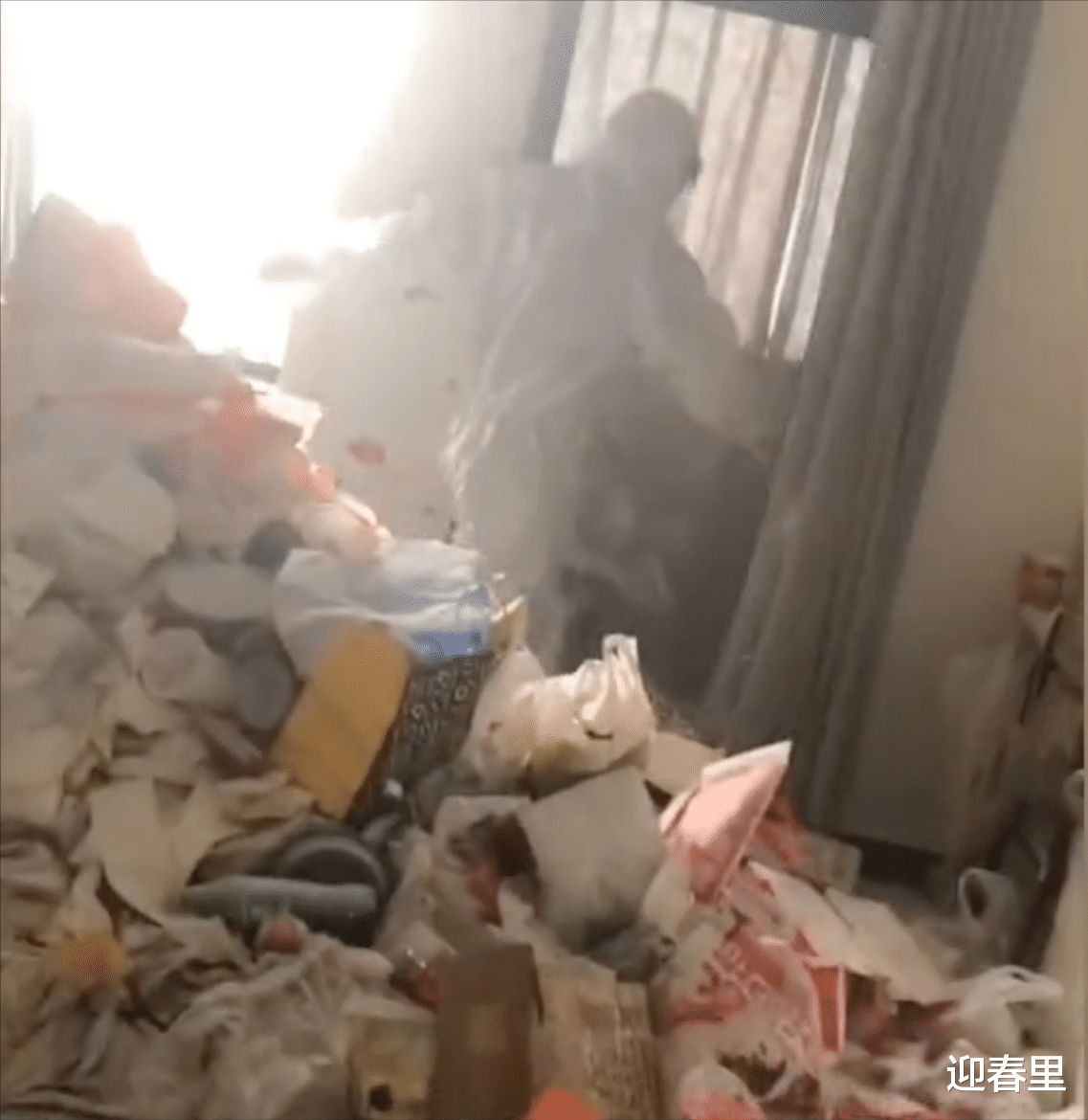 浙江嘉兴:女租客2年不扔垃圾,人睡在坑里面,最终清出27桶垃圾