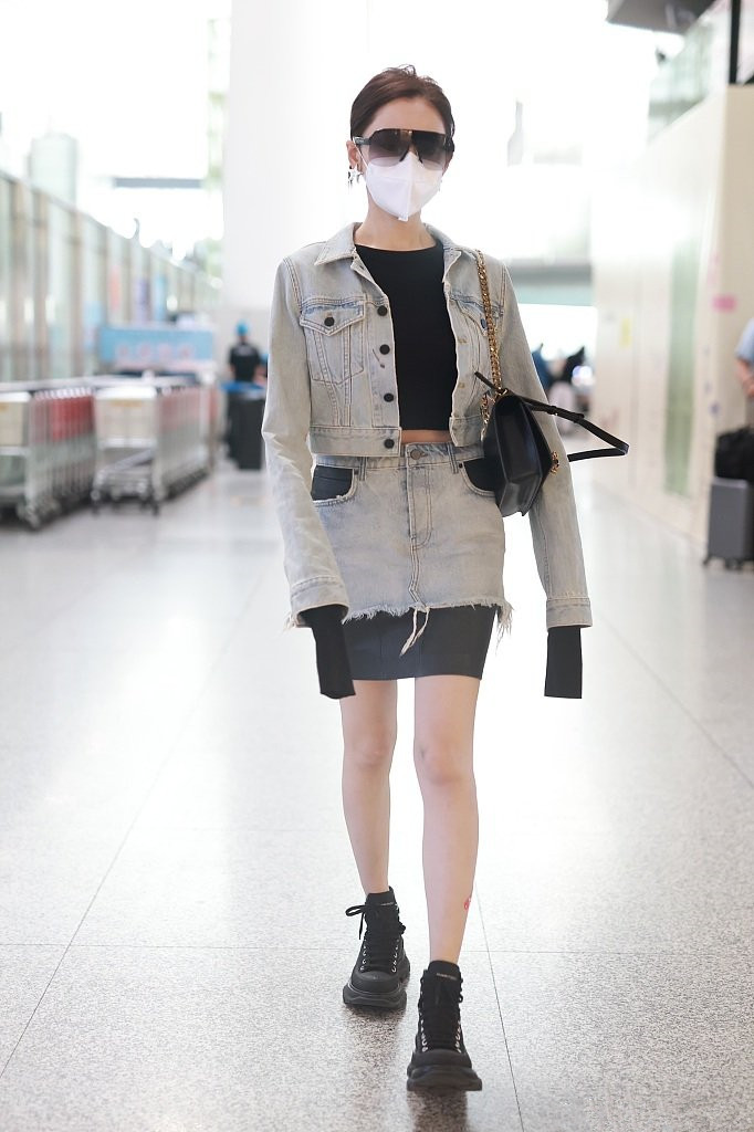 李沁|李沁这件牛仔服也太好看了！这套穿搭全身上下都深深戳到我了 。