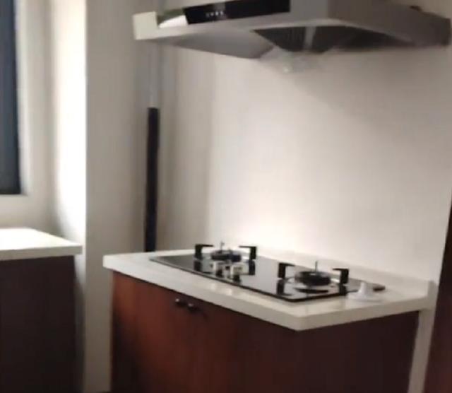 浙江女子几百万买精装房,厨房极简风让她不淡定,网友:太坑了!