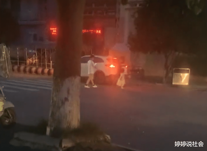 浙江一男子玩手机认错人,紧紧跟随陌生母女,老婆记录狂笑不止!