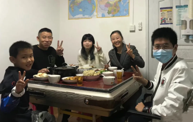 张艺兴|孙海洋晒餐桌上的团圆照，姐姐被护在中间，孙卓坐在最边上