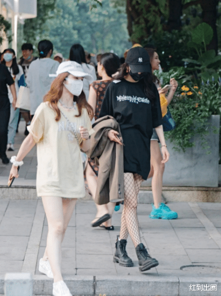 杨幂|杨幂和闺蜜聚会被偶遇，生图双腿瘦如竹竿，脚踩7千块皮鞋像富婆