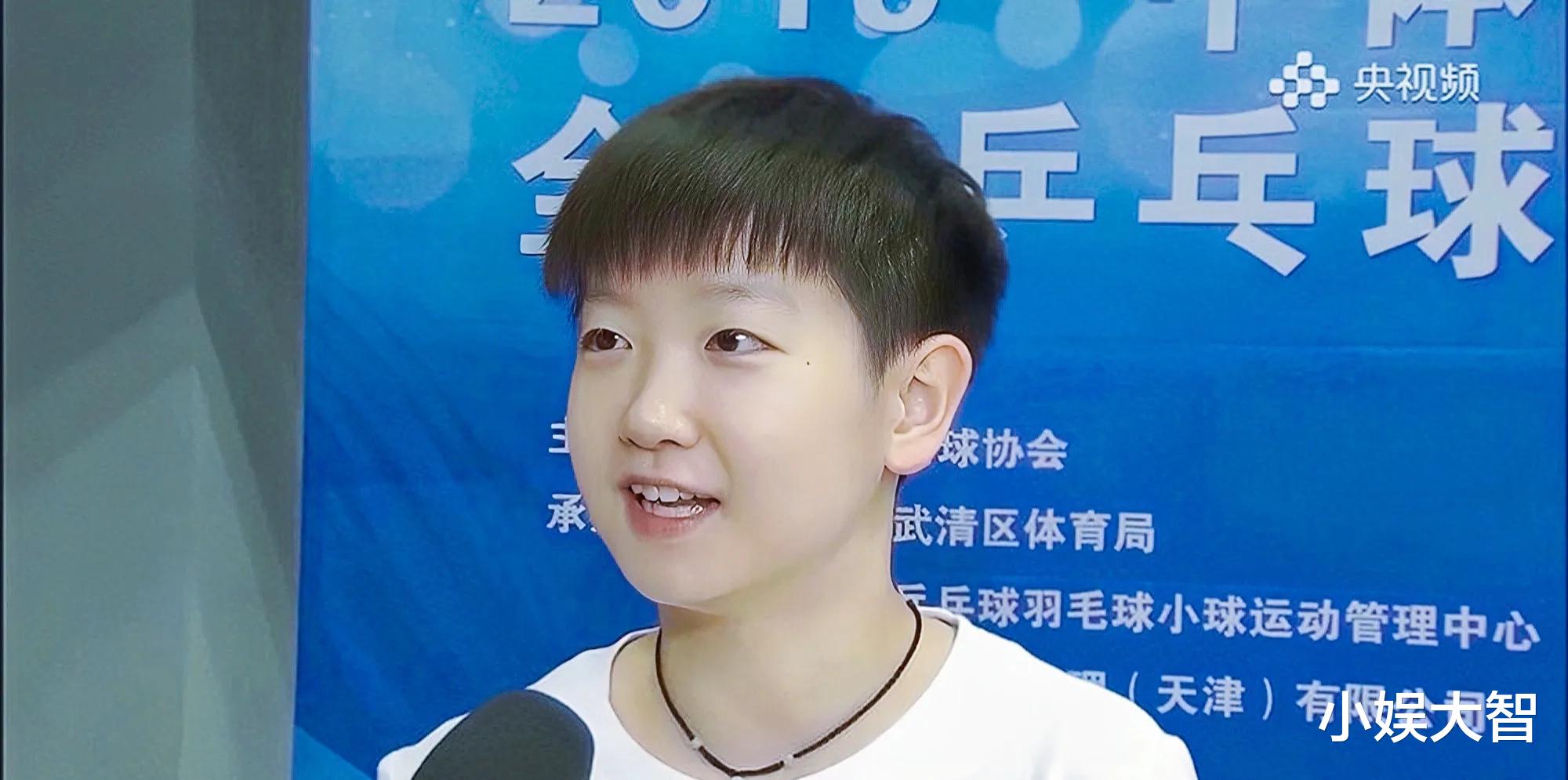 王楚钦|王楚钦、梁靖菎抵达天津豪车接机，大头衣品获赞，网友：他很恬静
