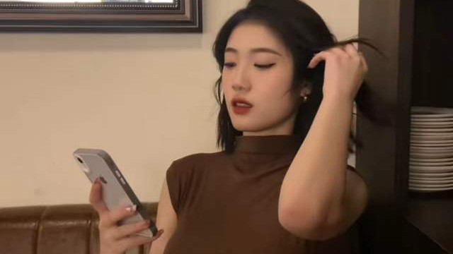 郑灿|高诗岩校花女友晒新照！靓丽穿搭显傲人身材，与张镇麟女友是同学