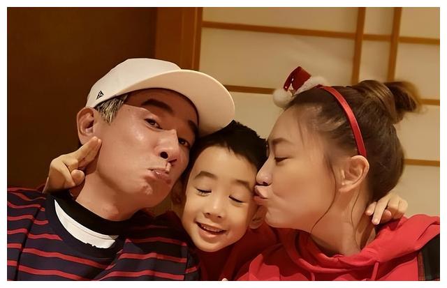 应采儿|应采儿带两儿子出游，二宝被网友误认是女孩！为啥要让儿子留长发