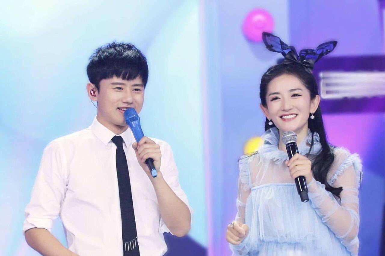 张杰|张杰举止惹争议!和女粉丝私下合照被指太亲密,女方靠其怀中甜笑