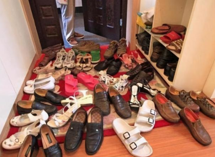 鞋子太多,堆在门口太难看了!学学年轻人的设计,那叫一个高级