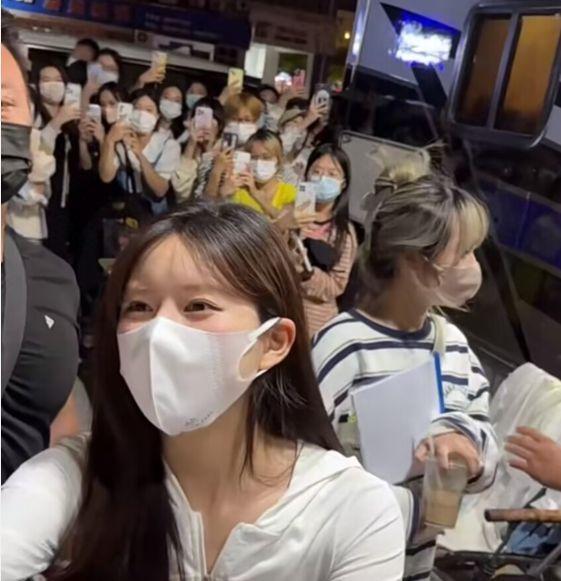 赵露思|赵露思福建出席活动，耐心接粉丝的每一封信，低调朴实无明星架子