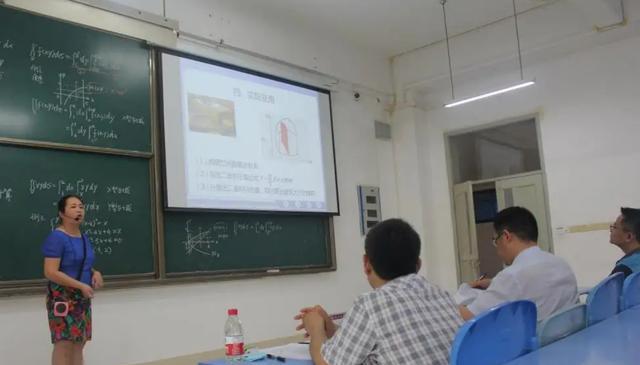 化妆品 “黑裙红唇”港式明星女教师火了，好看得让家长担心，怕教不好