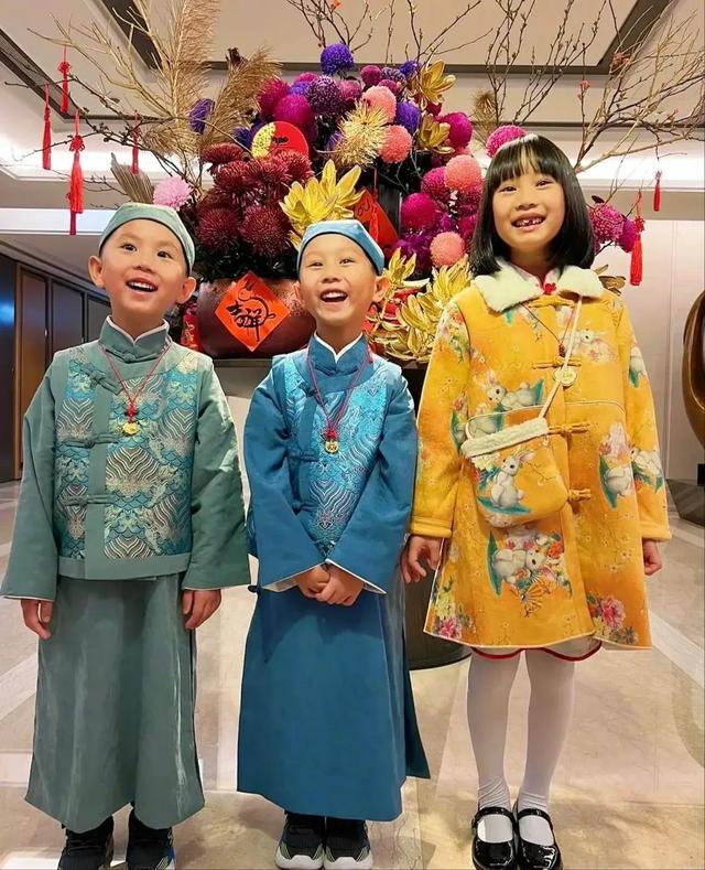 关颖|关颖新年用行动爱女儿：拍全家福留念，俩儿穿旧唐装，女儿换新衣