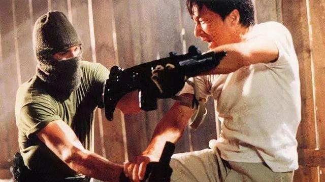 成龙|20年前成龙主演的这部电影巨亏1.5亿，电影巨头嘉禾也因此衰落