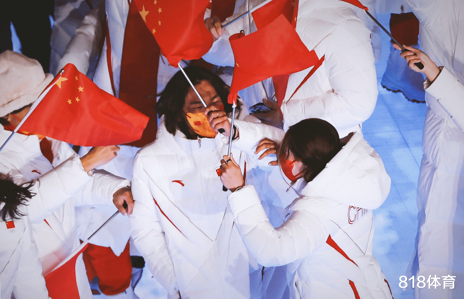 谷爱凌|笑不活了! 谷爱凌苏翊鸣参加冬奥闭幕式像蹦迪, 跟着欢乐颂手舞足蹈