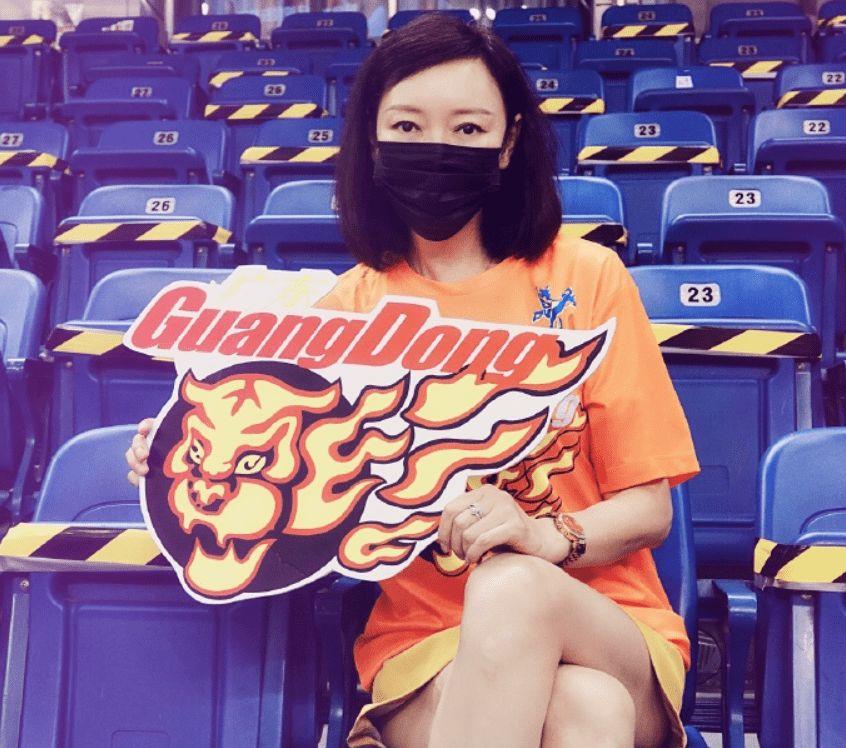 胡明轩|CBA胡明轩母亲发布照片 50岁如少女 丈夫相差15岁 与杜锋关系密切