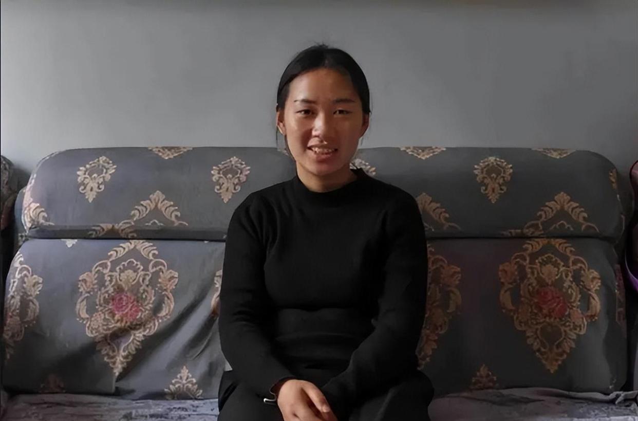 纪实95后女孩每晚抱着21岁弟弟睡觉,不敢找男朋友,一人撑起整个家