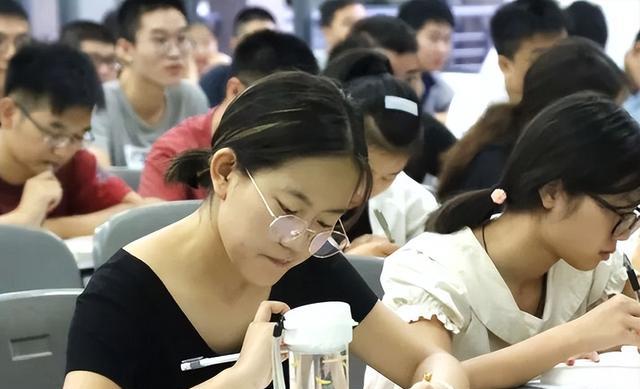 求职|“今年找工作也太卷了吧”，毕业生找工作屡屡受挫，现实太残酷