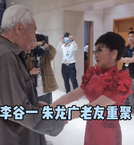 李谷一|春晚众明星送祝福!李谷一皮肤紧致似冻龄,刘涛一口大白牙太抢镜