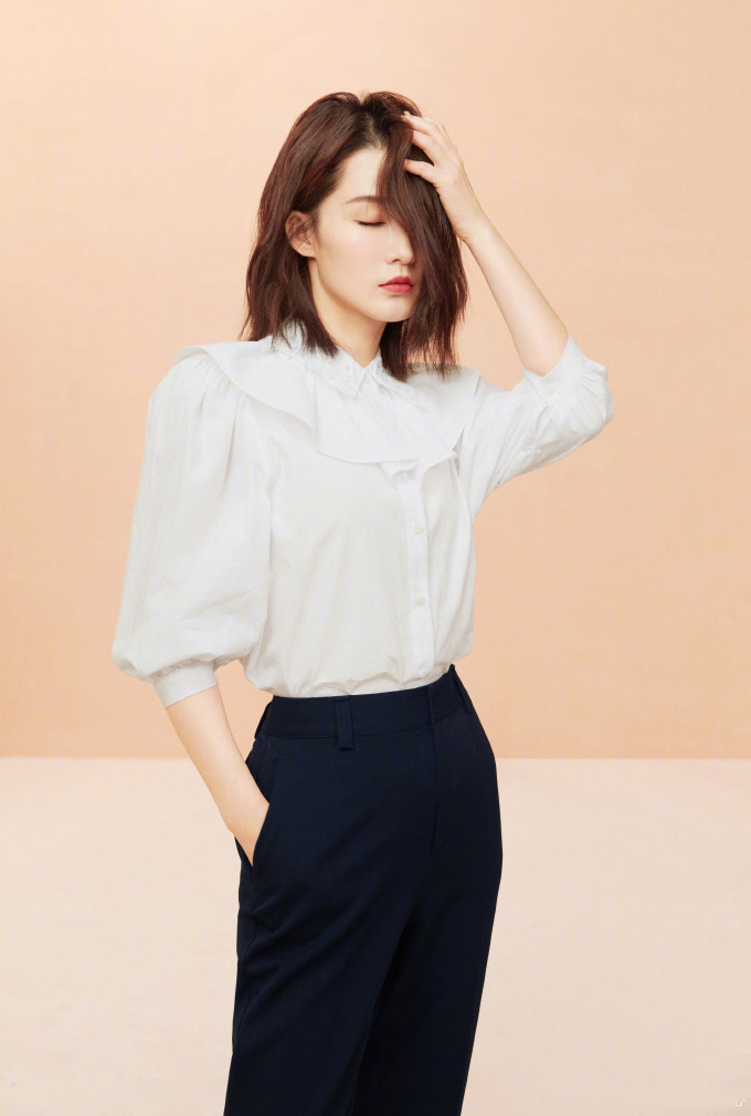 李沁气质太好，甜瓜桔色小格纹连衣裙明媚优雅很有女人味，真漂亮