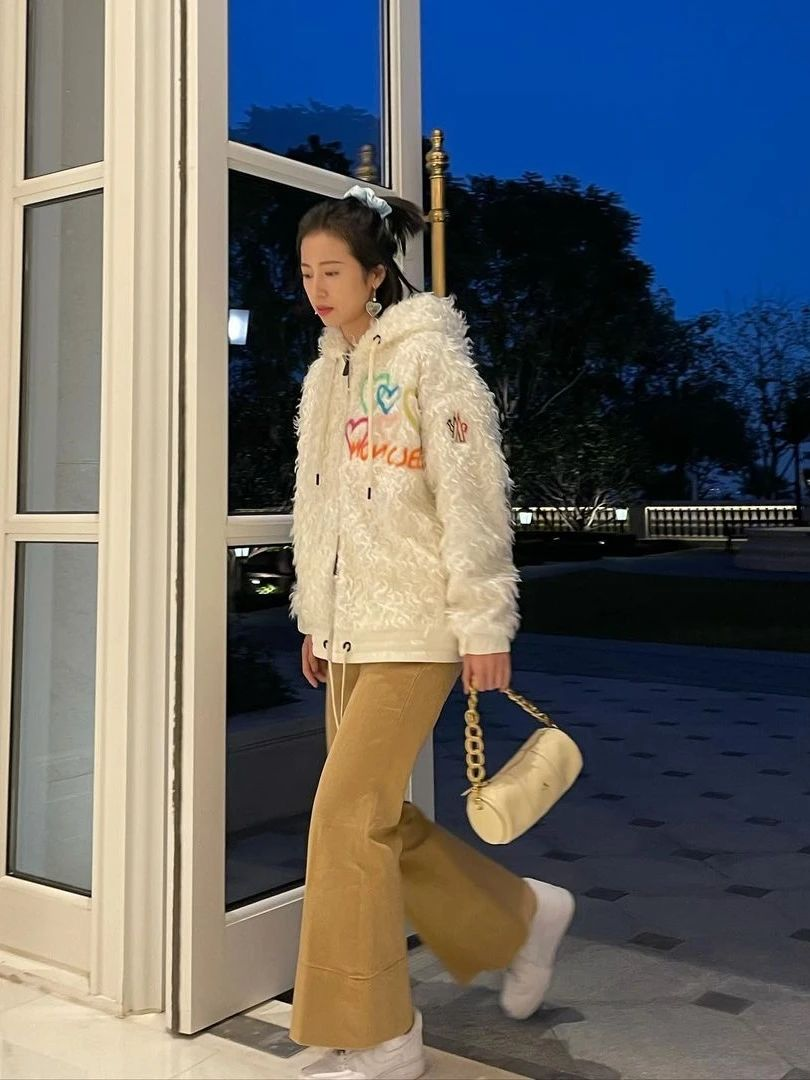 白玉|周雨彤在《我在他乡挺好的》中演技哭戏值得夸,她的衣品更值得夸。