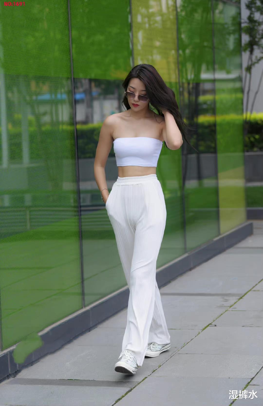 抹胸上衣加上直筒裤的搭配,小姐姐已然是这条街最引人注目的了