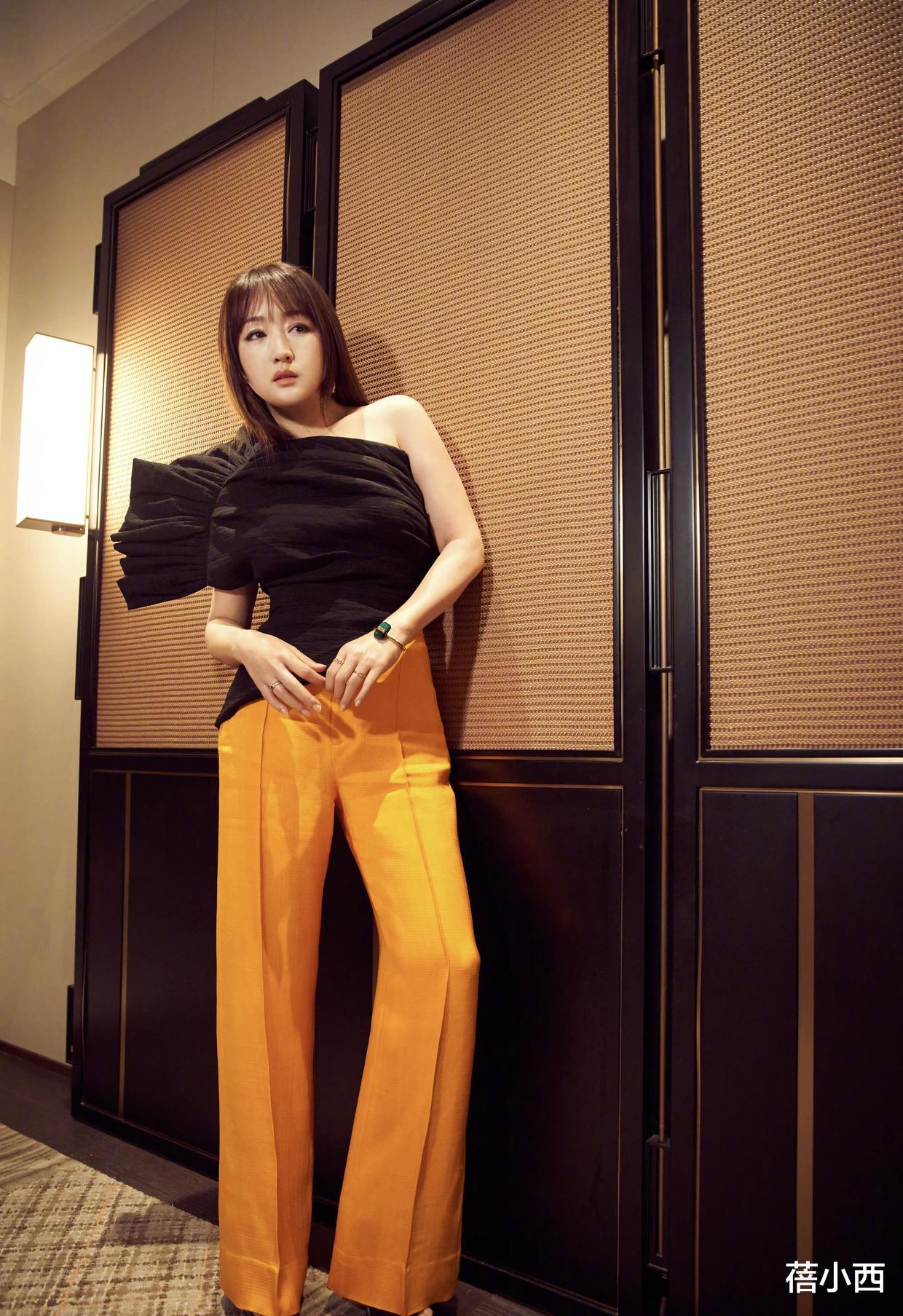 “杨钰莹”越活越年轻，穿裸粉纱裙走机场，看起来可不像是51岁