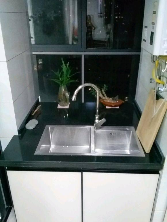 老婆硬要全瓷砖上墙,颜色还是银白的,这效果跟澡堂子有啥区别?