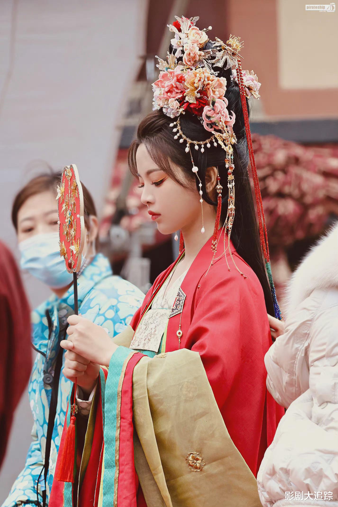 杨超越|杨超越新剧《七时吉祥》路透曝光，大红嫁衣配古早发型，男主扛不住啊！