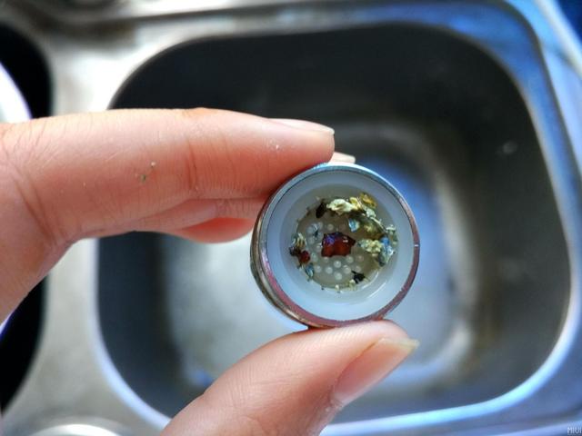 水龙头里的水流小,维修工人让我自己动手,五分钟就修好了