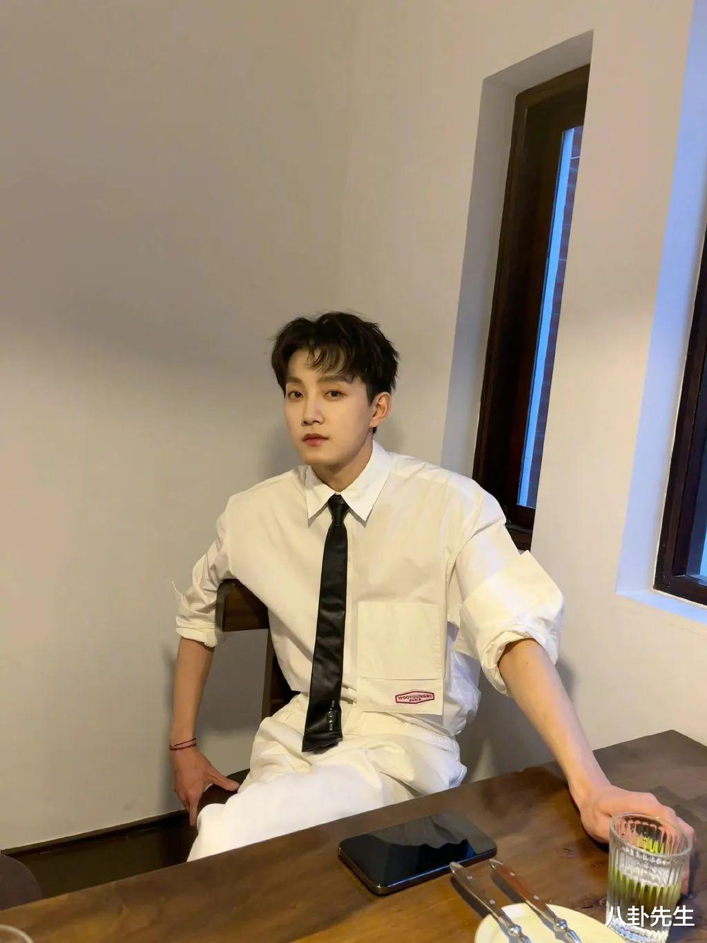 明星|年轻男星淡妆出席金鸡奖活动暴露真实颜值：有人脸肿，有人变丑