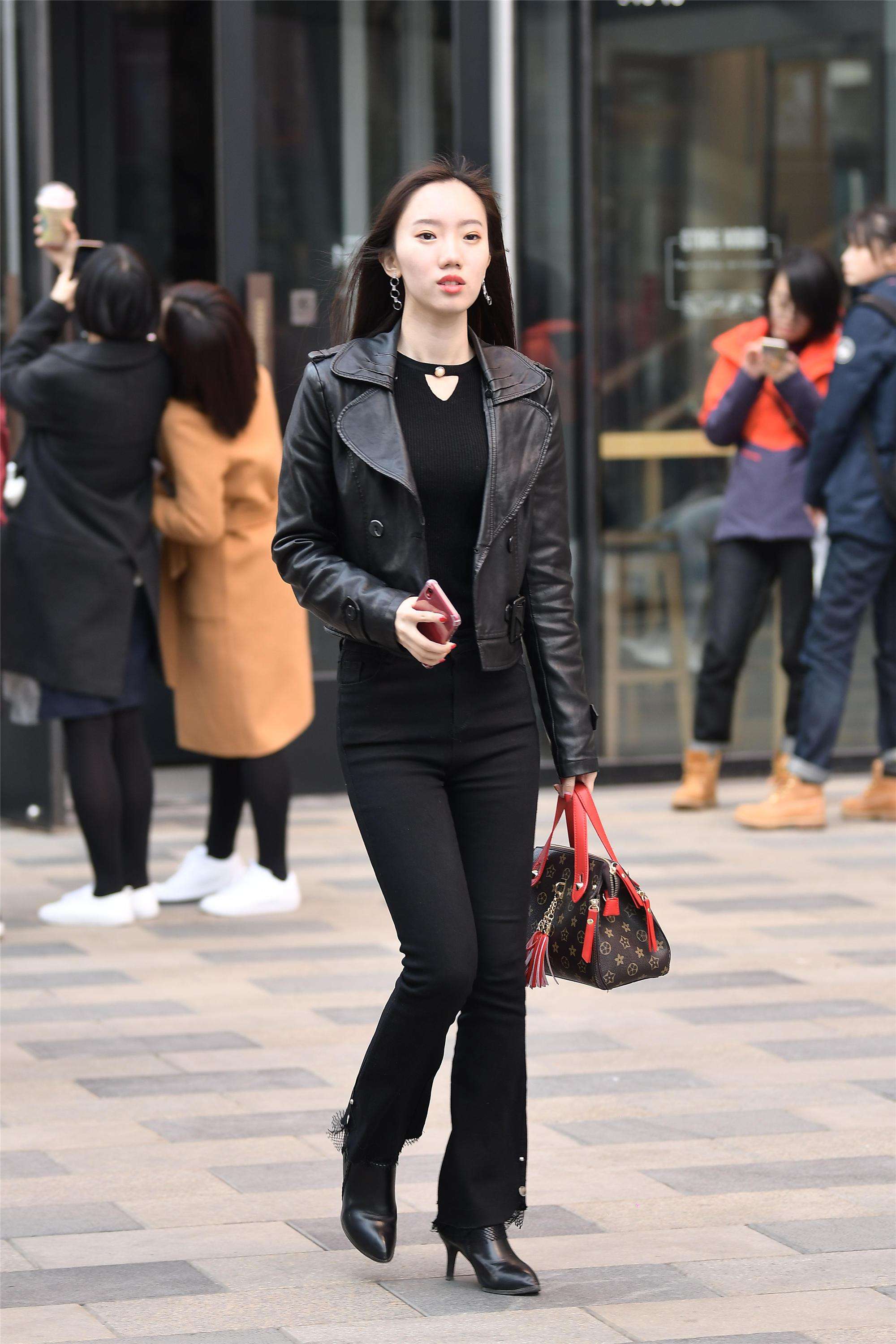 穿衣搭配|黑裤子配什么上衣？