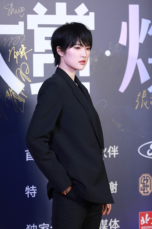 西装 终于知道姚安娜为什么总穿西装,又有气势又显瘦,短发穿更好看