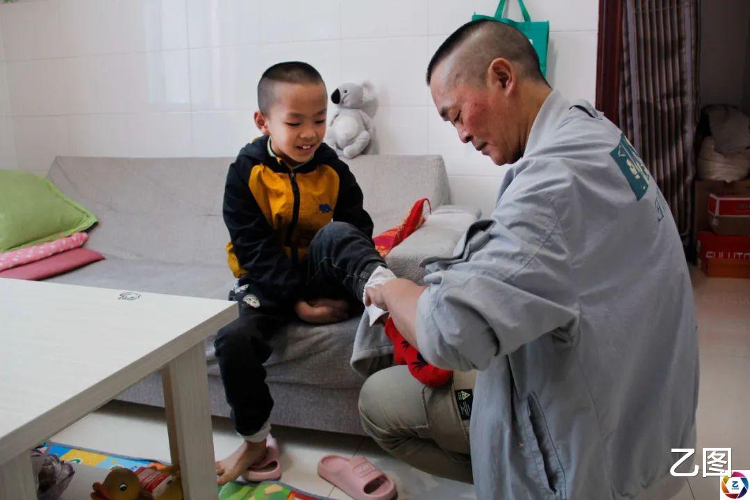 帅气男孩频繁发烧爷爷没重视,一年后爸爸回家发现不对劲为时已晚