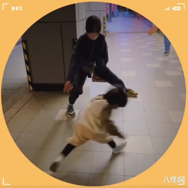 网络安全|陈意涵机智解决儿子不想走路，将走路变跳格子游戏，小初玩得好开心