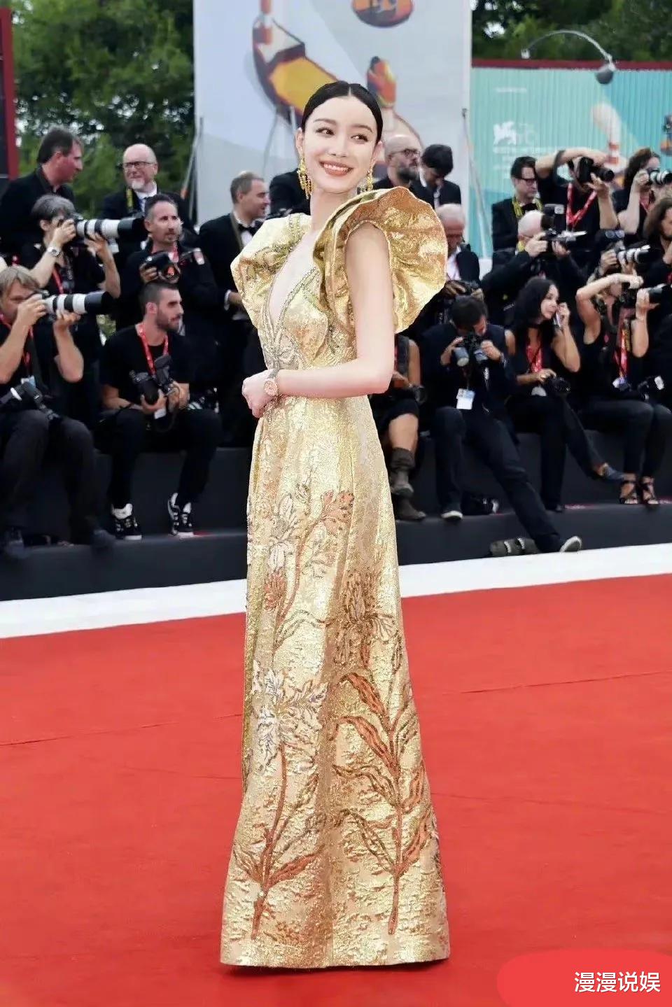 倪妮|倪妮新剧路透造型火辣，大长腿太真实，网友大赞气质太符合剧本