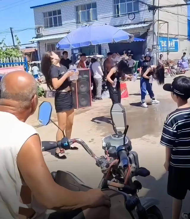 三名女子跳舞众人围观,拾荒大爷走上前捡塑料瓶,既近看又能挣钱