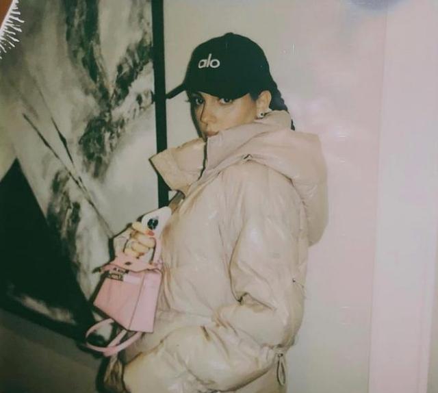 乔治娜|乔治娜开豪车现身，一身粉衣打扮格外娇小可爱，手上钻戒太抢镜了