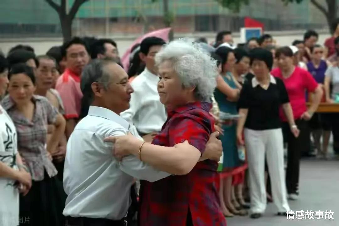 62岁老人哭诉:交谊舞跳不得,跳半年被打三次,还进了一次公安局
