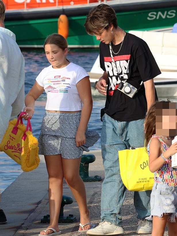 哈珀·贝克汉姆|贝克汉姆携女儿度假，小七身材圆润肚子圆滚滚，四肢粗壮白白胖胖