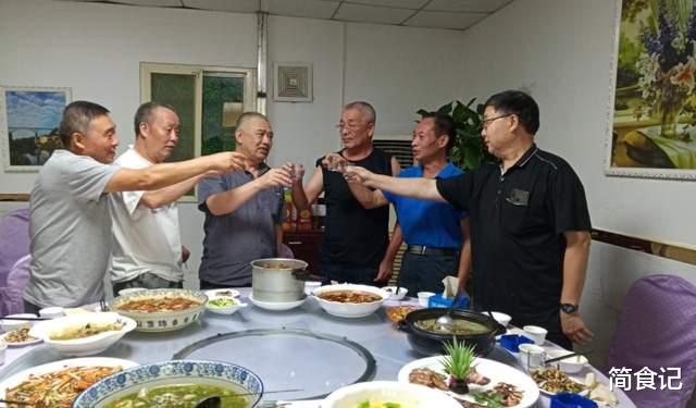 河南土豪带酒赴宴,6人喝光12斤,带走酒瓶却遭“拦截”,为啥?