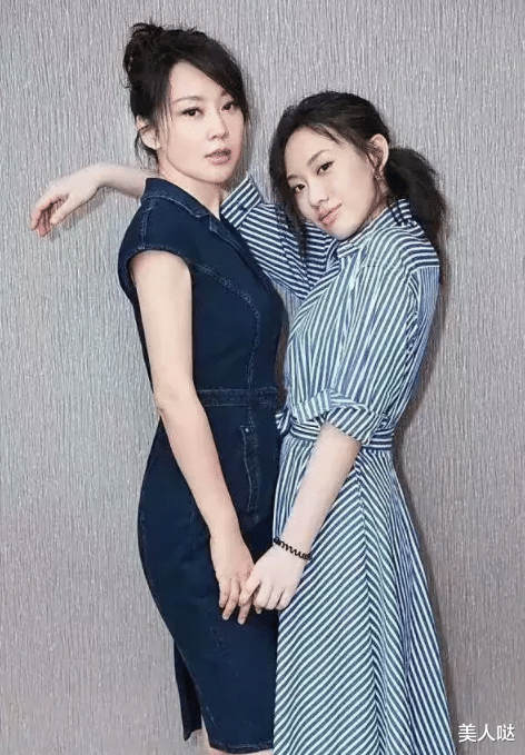 闫妮|闫妮携女儿拍大片,合体穿衬衫裙挺亮眼,女儿和妈很像但却没妈漂亮