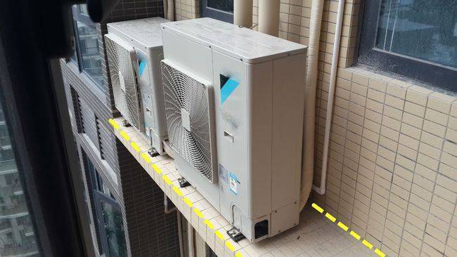 买了架空层的二楼,平台装上护栏当双层阳台用,邻居凭啥投诉?