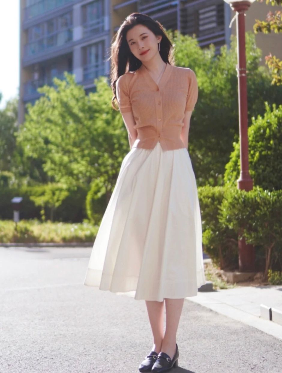 入秋后火了一种穿搭,叫“开衫+过膝裙”,中年女人穿知性优雅