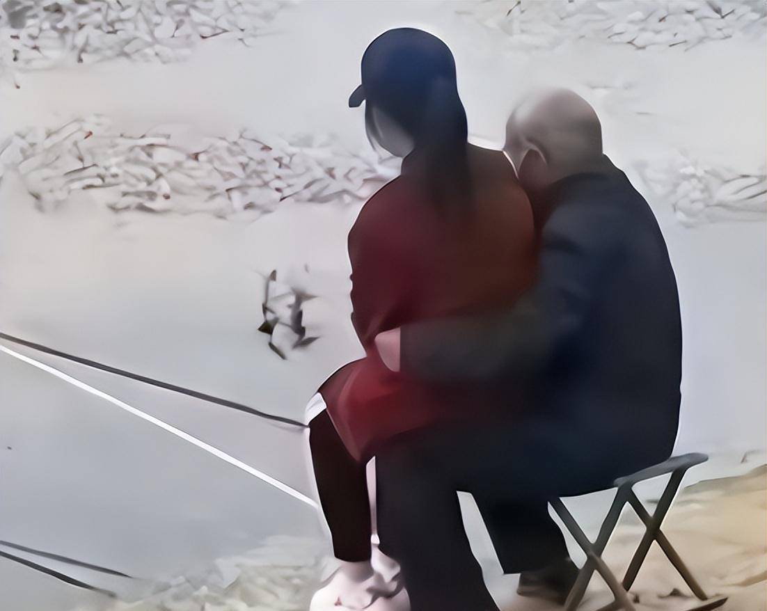 |八旬老汉钓鱼,年轻女子坐腿上,大爷说:钓的不是鱼,是情趣