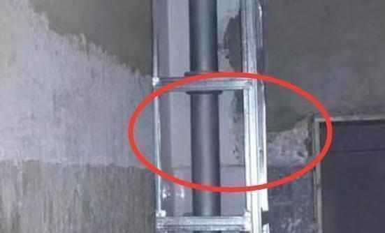 这样接水管很容易漏水,发现了赶紧结钱让他走