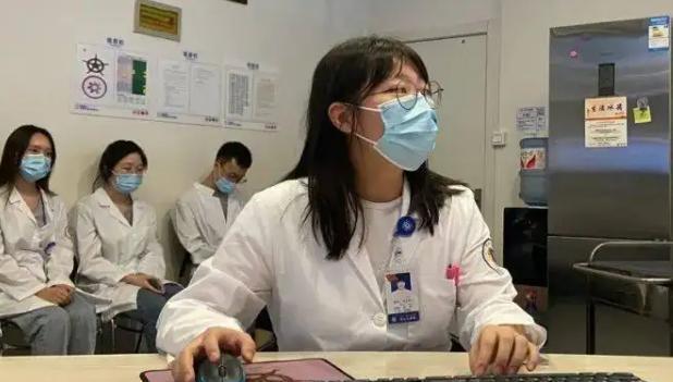 28岁女医学生欠了7万元,靠600元补助金生活,网友鼓励女生要坚持