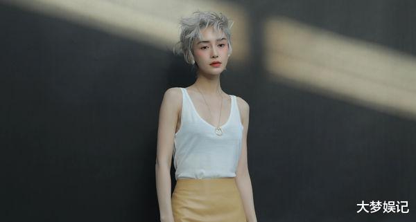 Angelababy Angelababy全新造型，激短发入镜！穿西装被拍…全网：太帅了